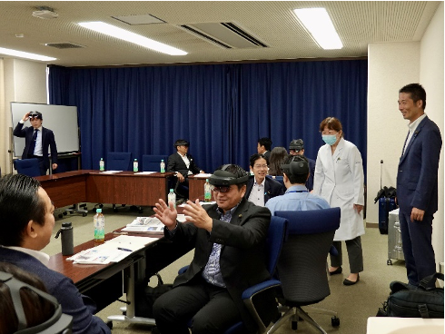 写真2.ホロレンズの体験を行う神奈川県議会厚生常任委員会の委員一行